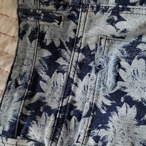Women's Guess denim skirt - Picture 4 of 6